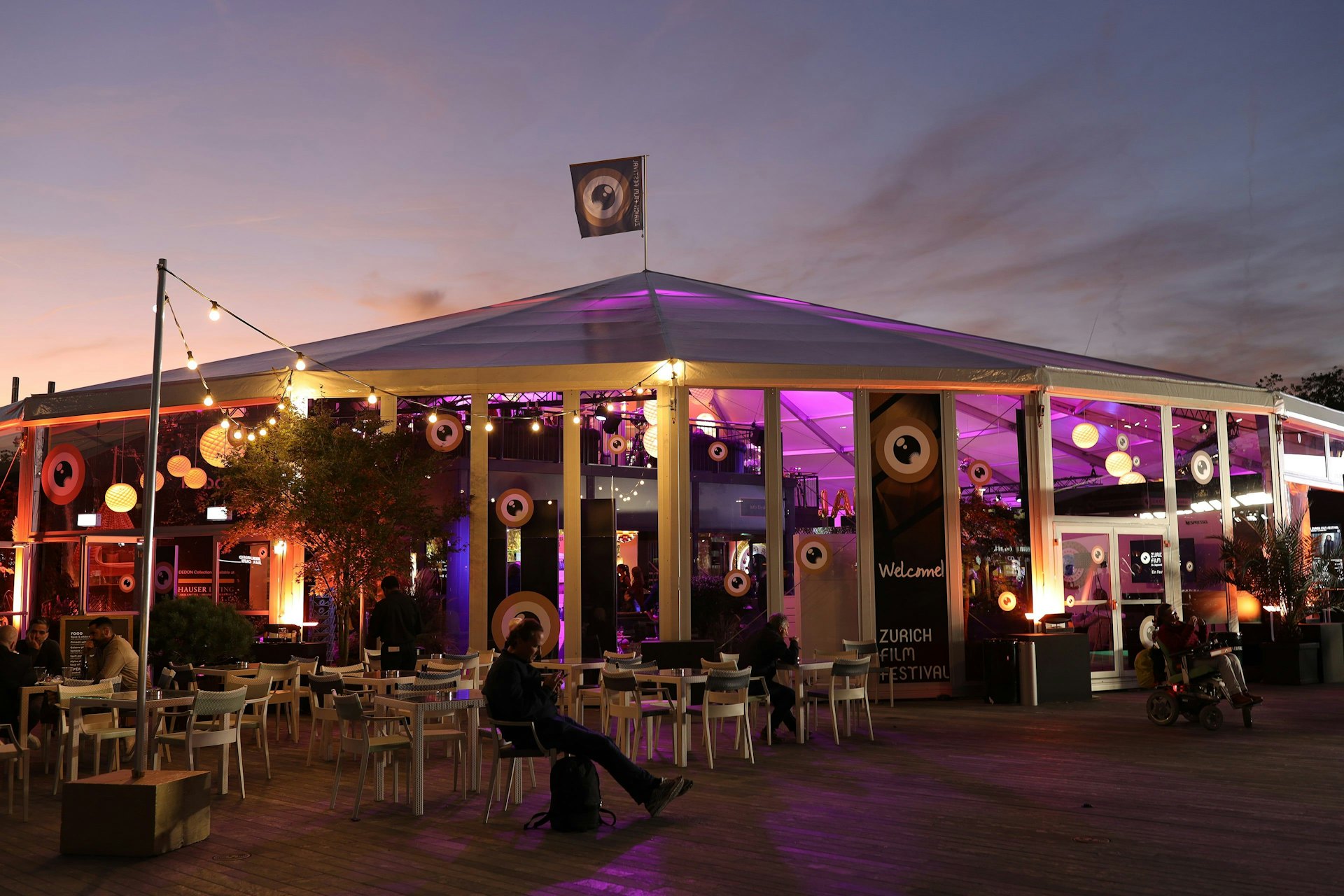 Tente du festival de l'extérieur au coucher du soleil.