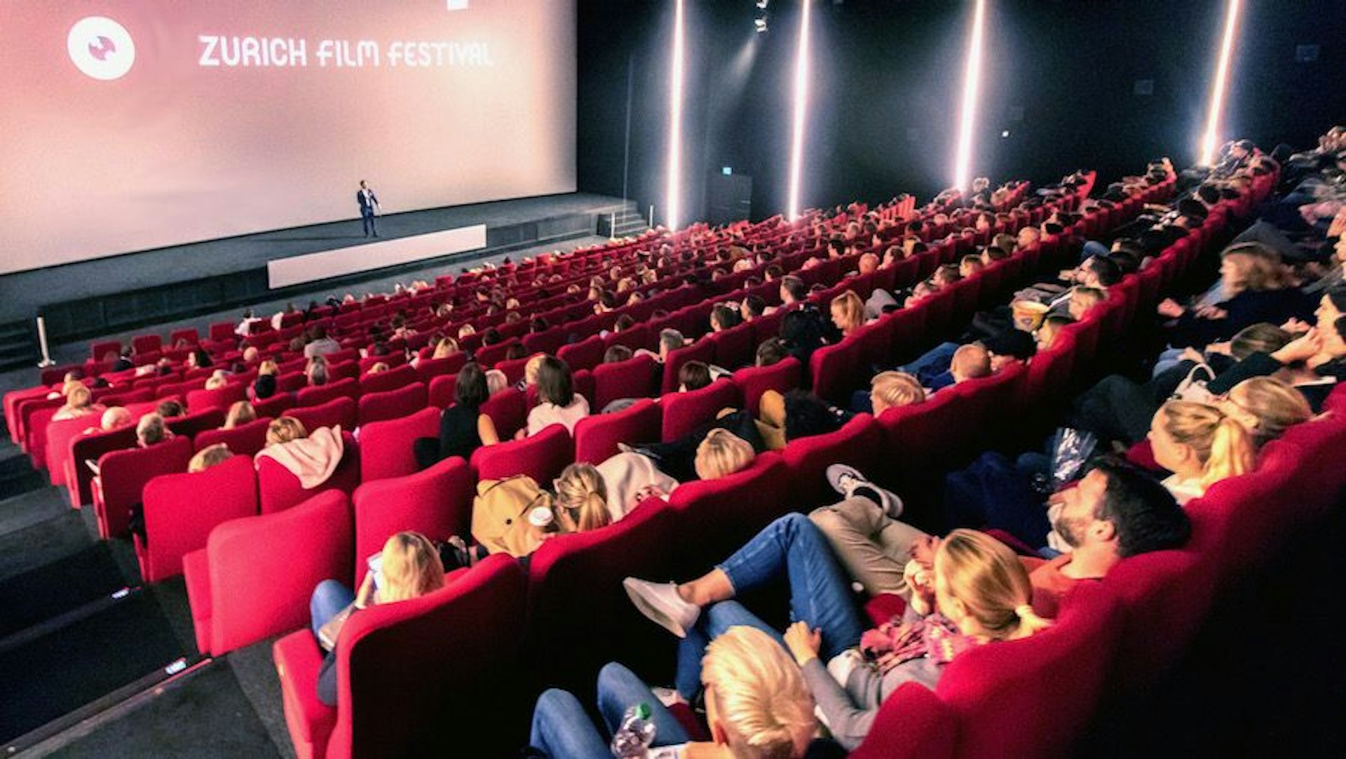 Besucherinnen und Besucher im Arena Cinema ZFF 2018