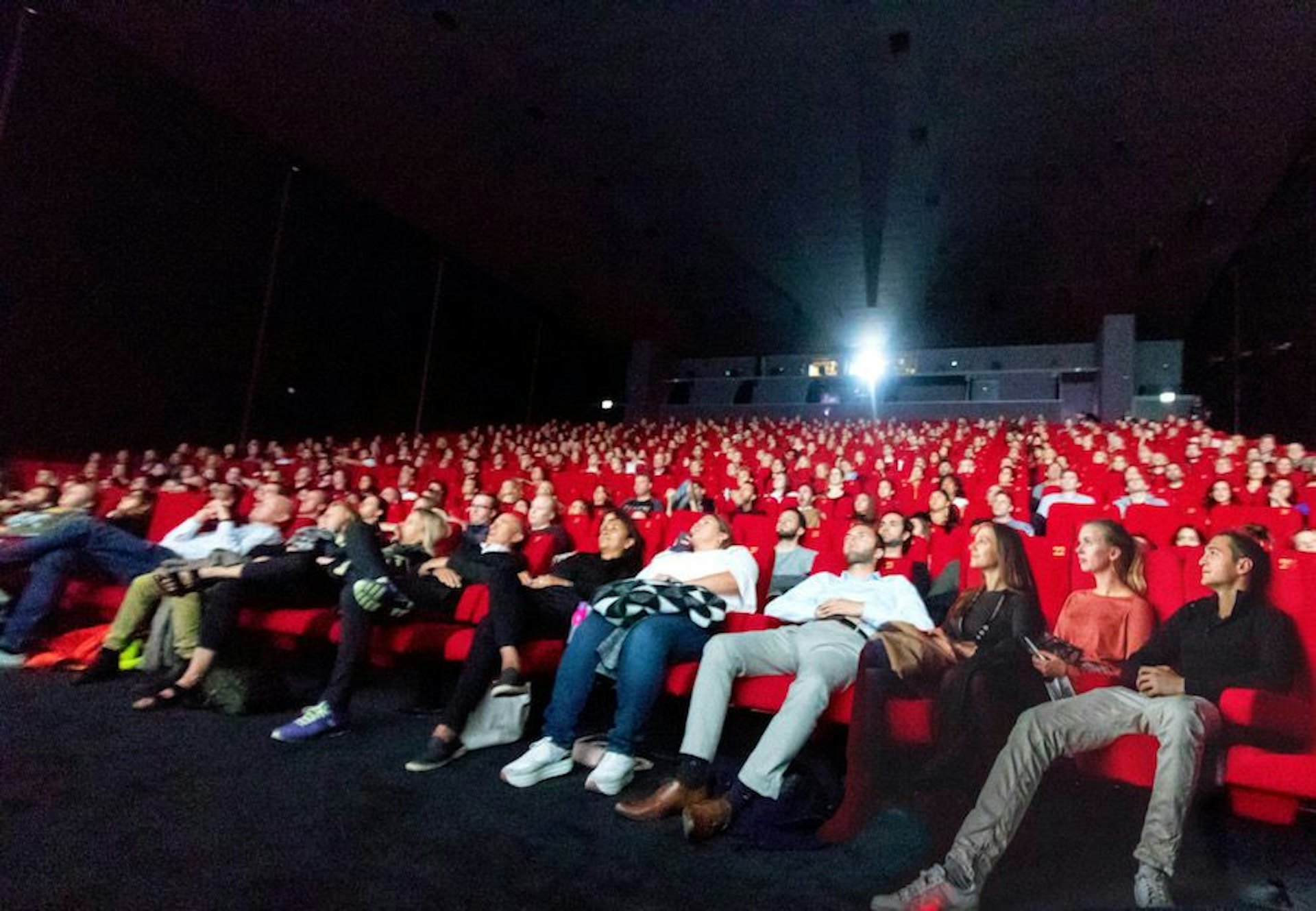 Zuschauerinnen und Zuschauer geniessen die grosse Kinoleinwand am ZFF 2018