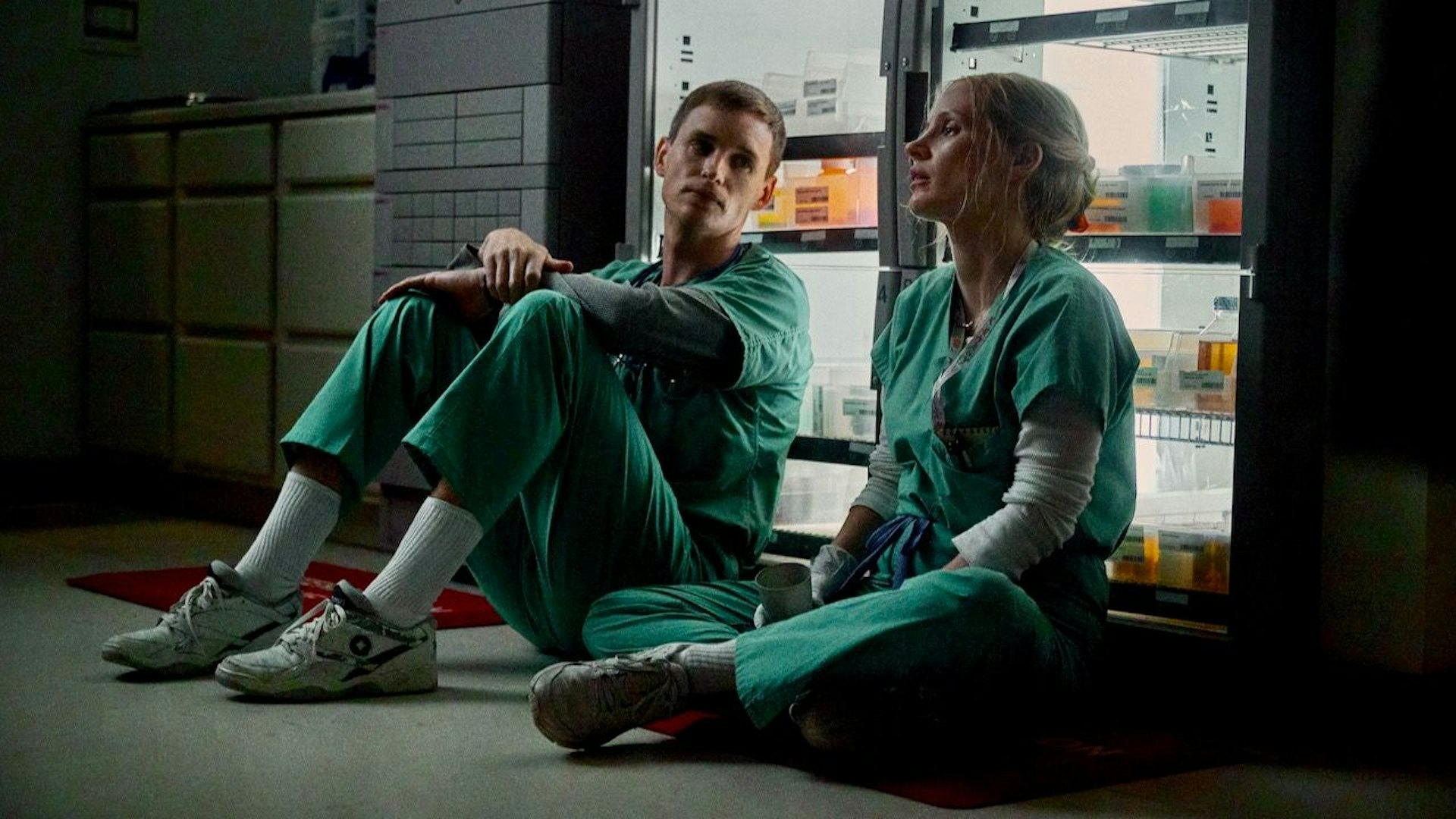 Eddie Redmayne und Jessica Chastain in THE GOOD NURSE © JoJo Whilden / Netflix