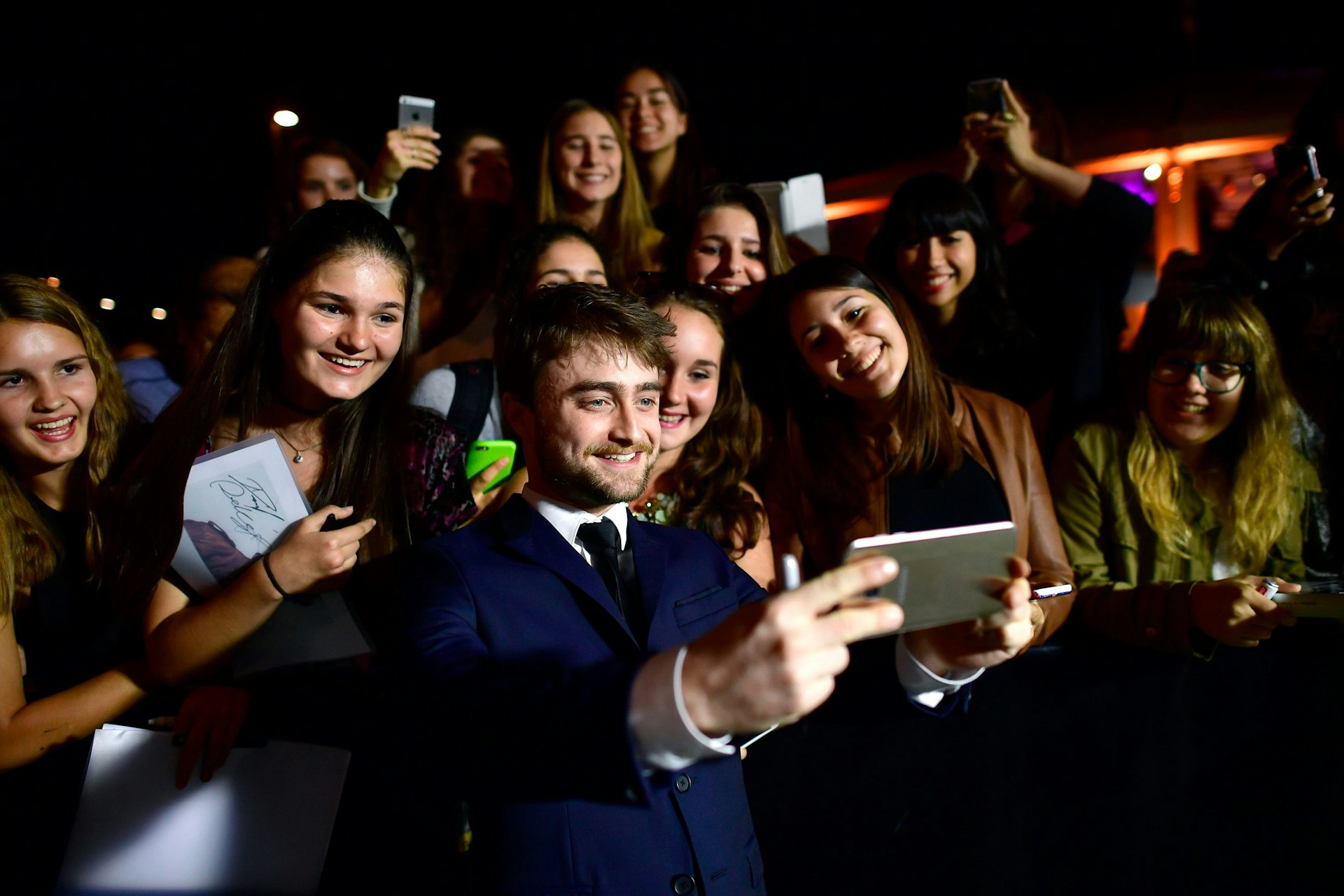 Daniel Radcliffe macht ein Selfie mit seinen Fans